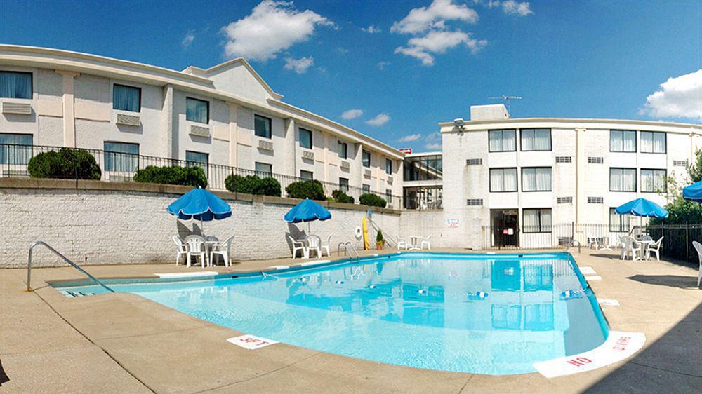 Econo Lodge Akron Gilchrist Road Exterior photo